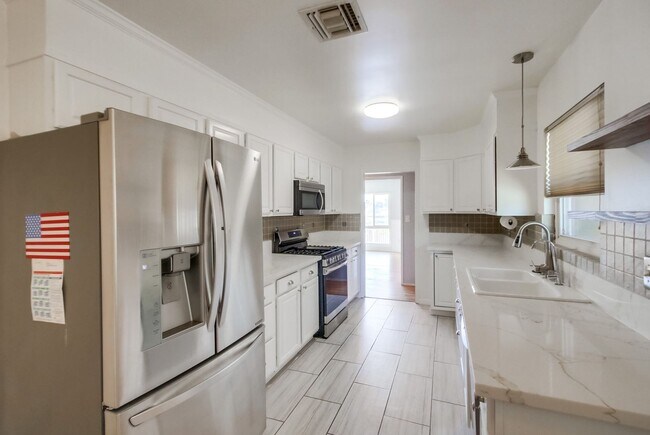 Building Photo - Wonderful SINGLE FAMILY Home with ADU over...
