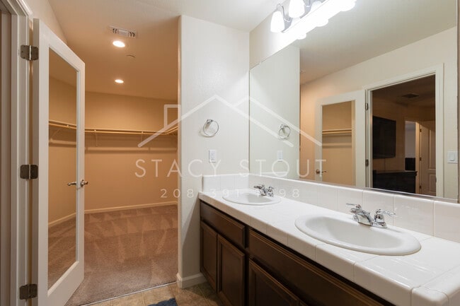 Building Photo - 1385 Deerwood St