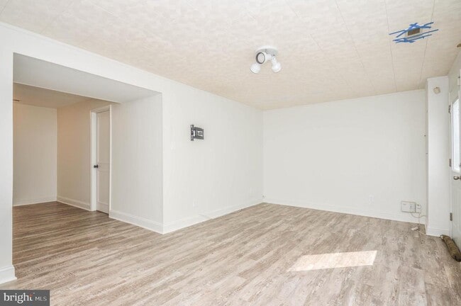 Building Photo - 14550 Farmcrest Pl