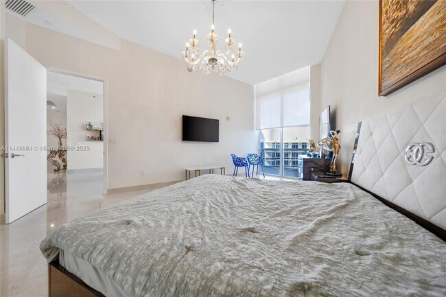 Building Photo - 15811 Collins Ave