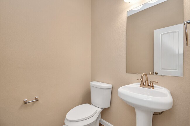 Building Photo - 2215 Bermuda Palms Dr