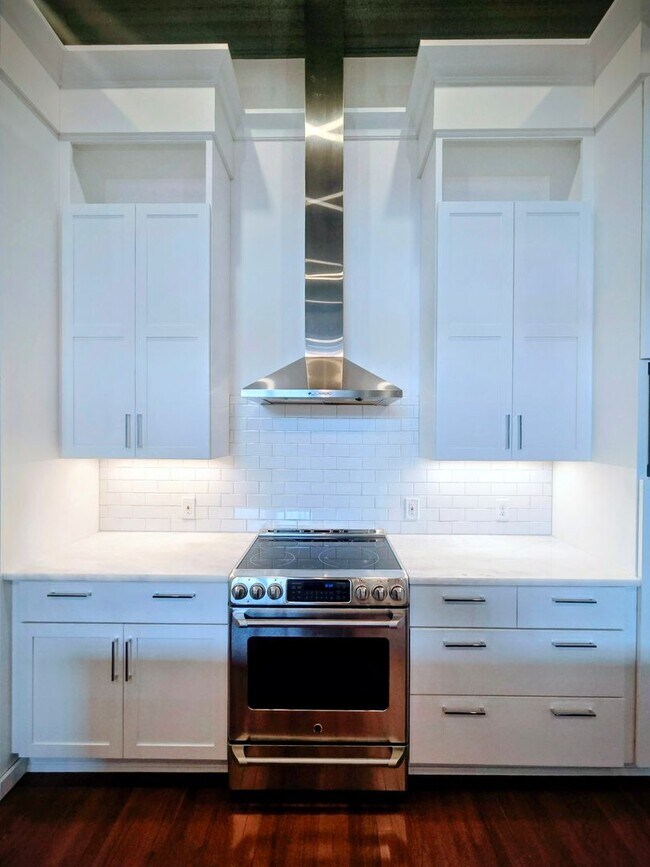 Building Photo - 1815 Main St