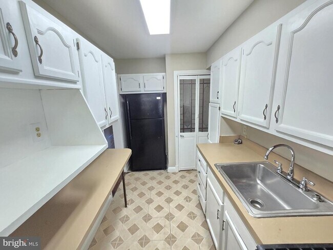 Building Photo - 3 Bedroom Home