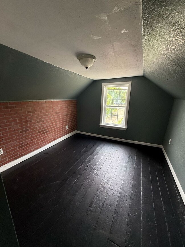 Building Photo - 3 bedrooms 1 bath