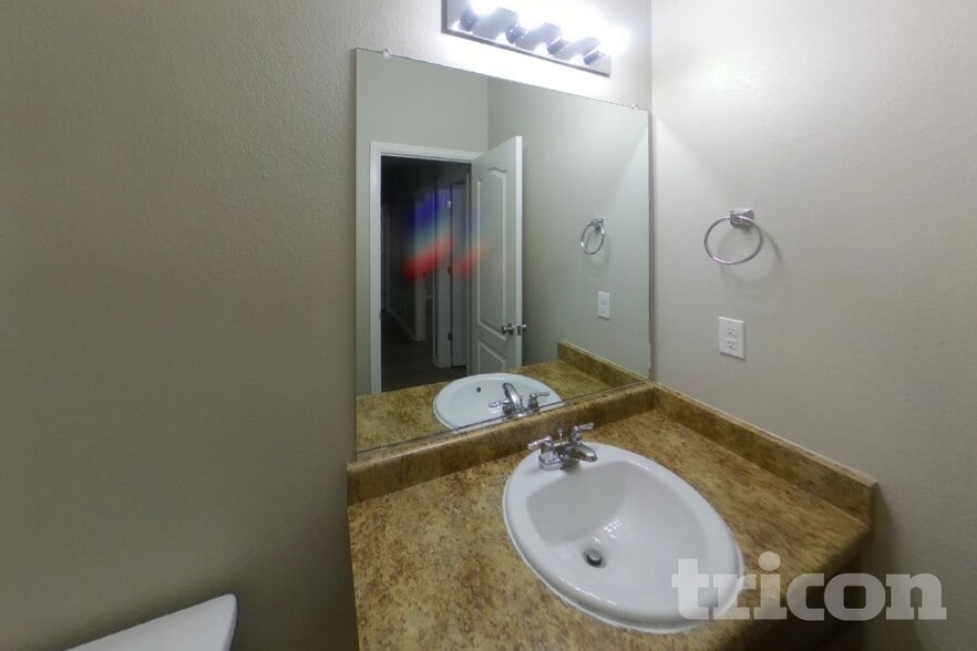 Building Photo - 6550 Phantom Way