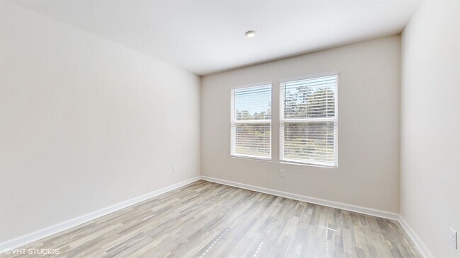 Building Photo - 400 Whispering Creek Ave