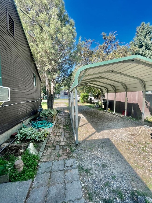 Building Photo - 223 Hemlock Dr