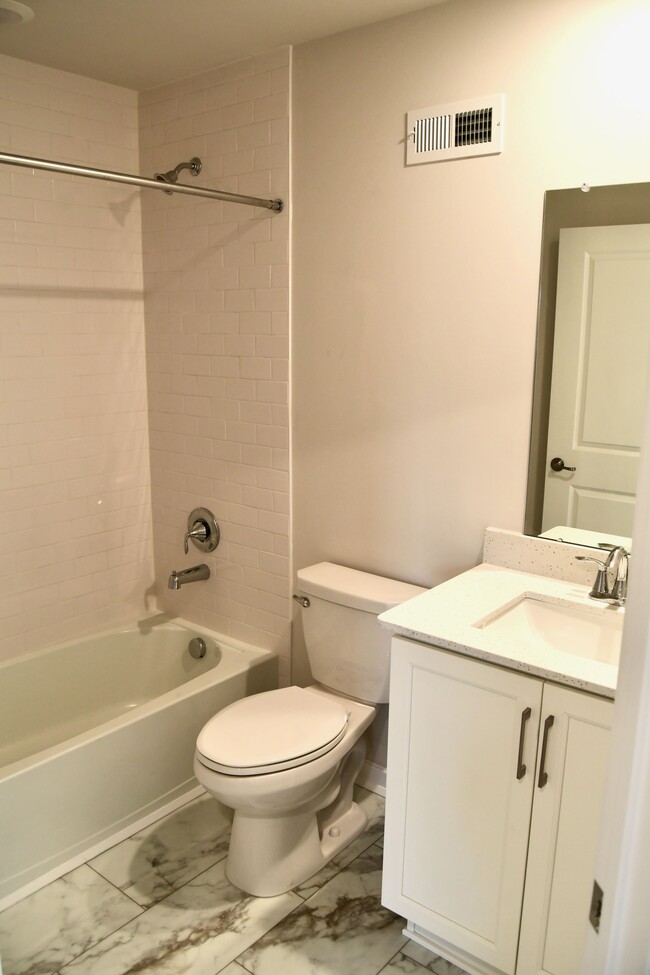 Building Photo - 725 Peony Ln