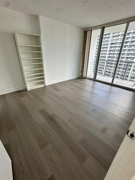 Building Photo - 1750 N Bayshore Dr