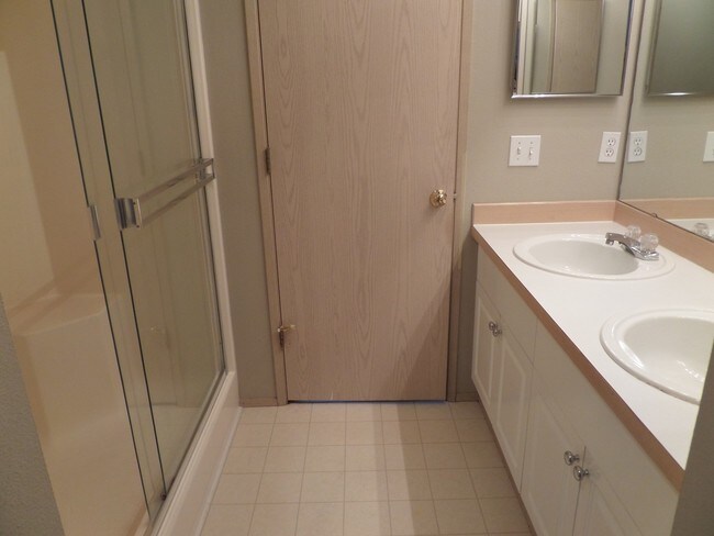 Building Photo - Large 3-Bedroom House w/New Carpet in Grea...