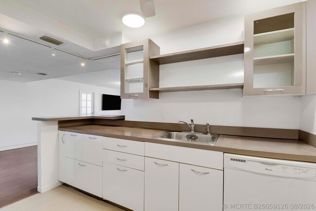 Building Photo - 5600 N Flagler Dr