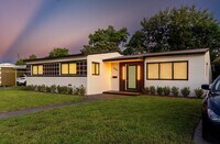 Building Photo - 1000 NW 198th St