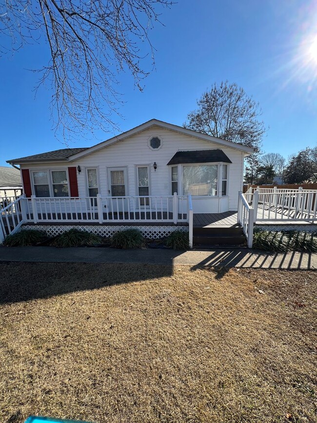 Building Photo - Beautiful 3bd 2 bath by the Water