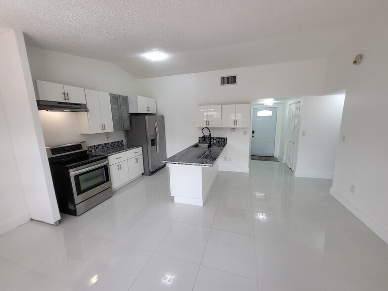 Building Photo - 10345 SW 209th Ln