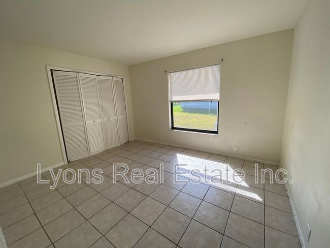 Building Photo - 801 SE 5th Ave