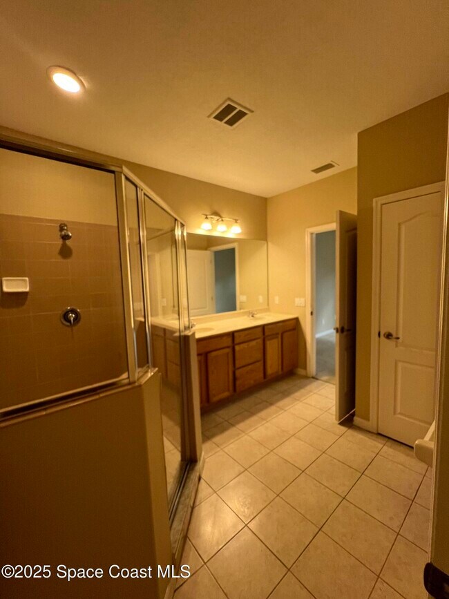 Building Photo - 1040 Venetian Dr