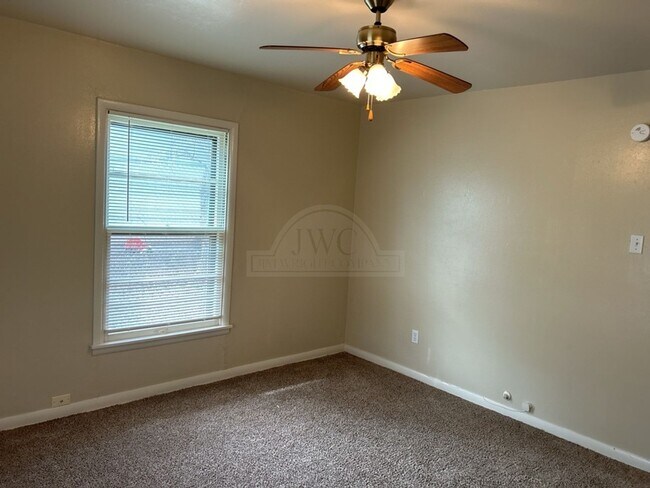 Building Photo - 408 Allen St