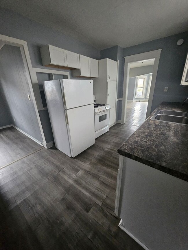 Building Photo - Lower three bedroom unit on Upper East Side