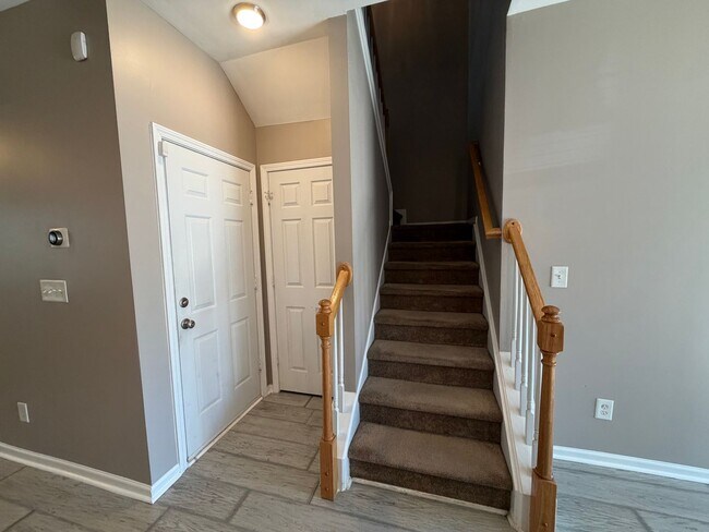 Building Photo - 422 Delta Dr
