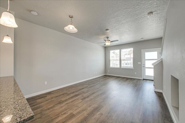 Building Photo - Cute Townhome in SW Boise
