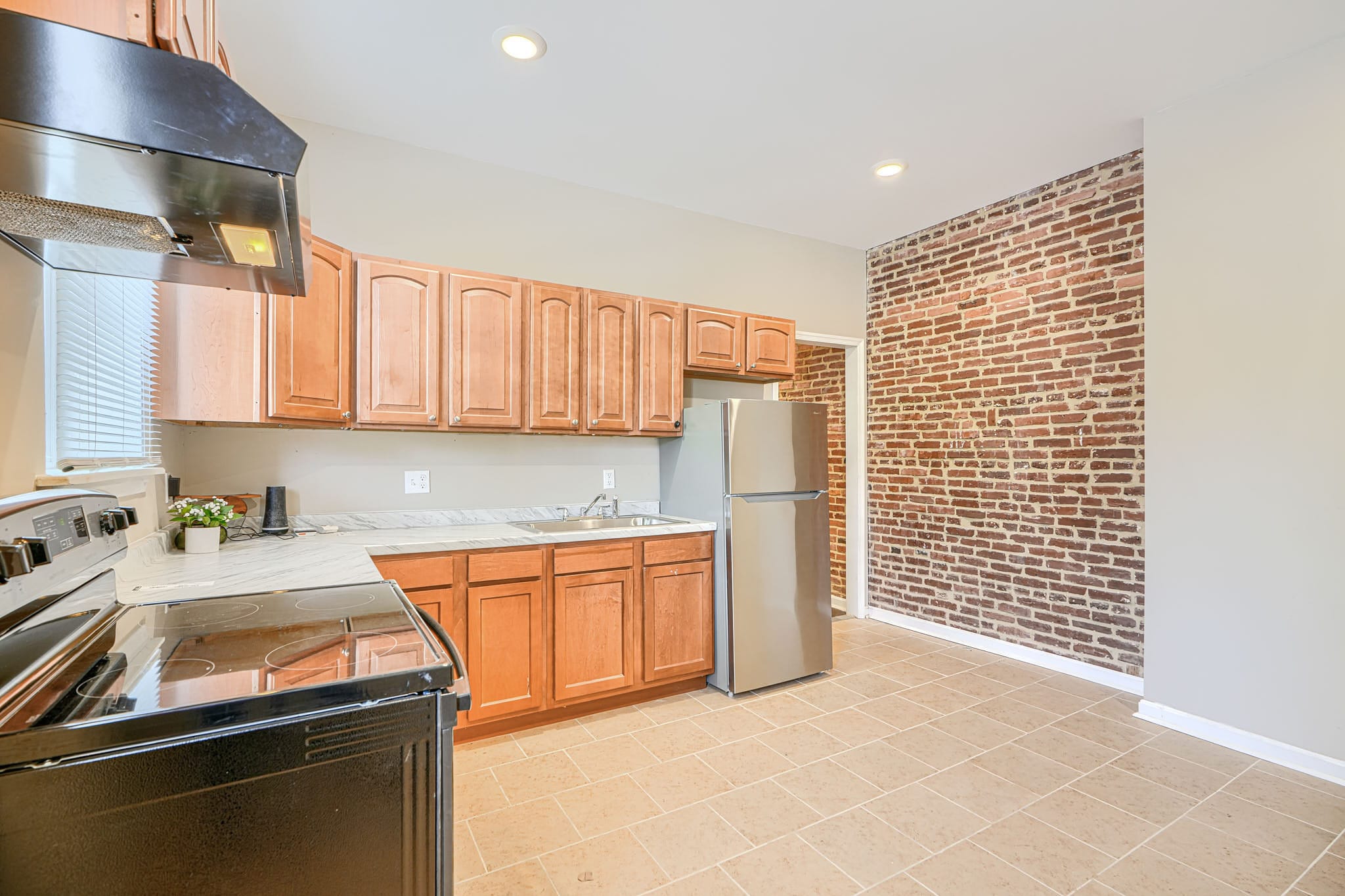 Building Photo - 446 N Linwood Ave