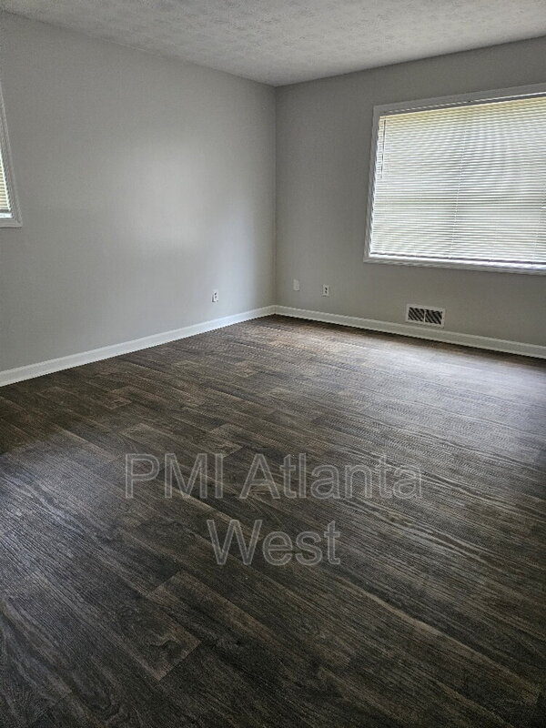 Building Photo - 2250 Sandgate Cir SW