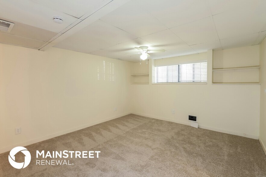 Building Photo - 404 SE Bristol Dr