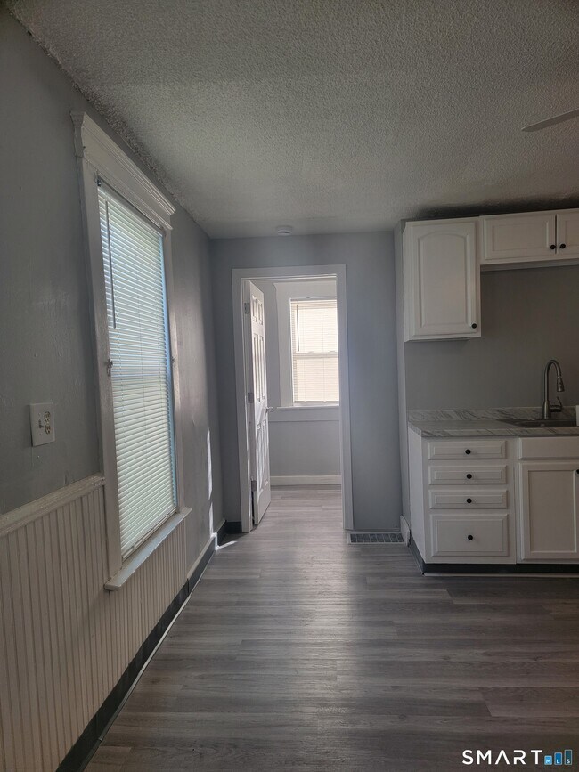 Building Photo - 322 Bassett St