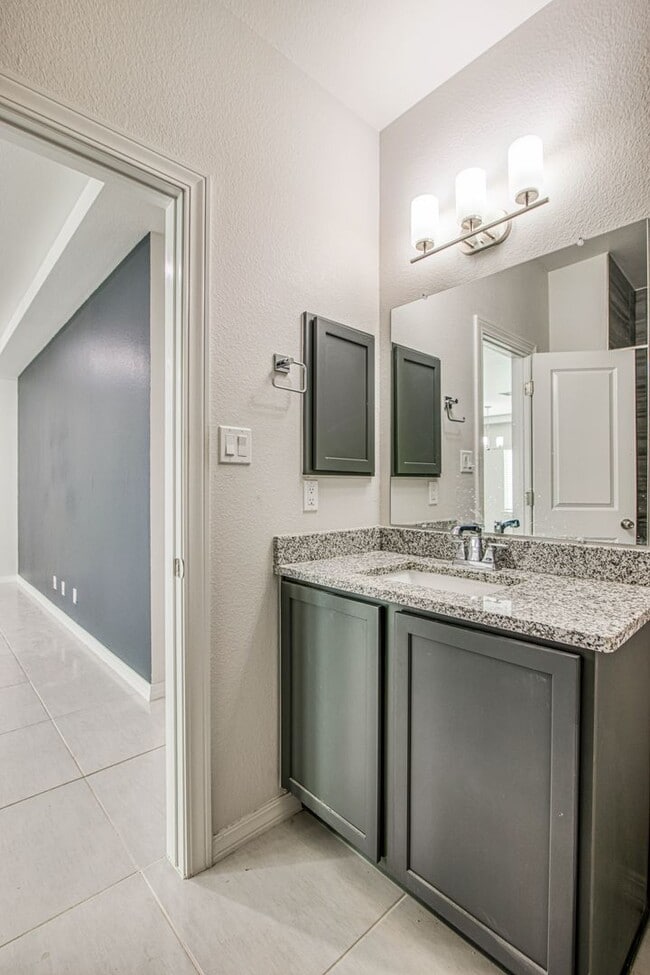 Building Photo - Beautiful  House 3 beds/3 baths. This Prop...