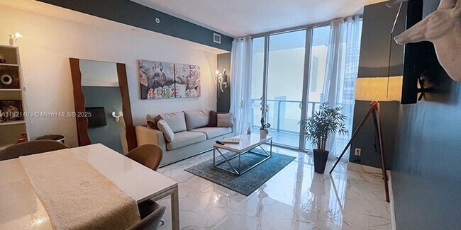 Building Photo - 1300 Brickell Bay Dr