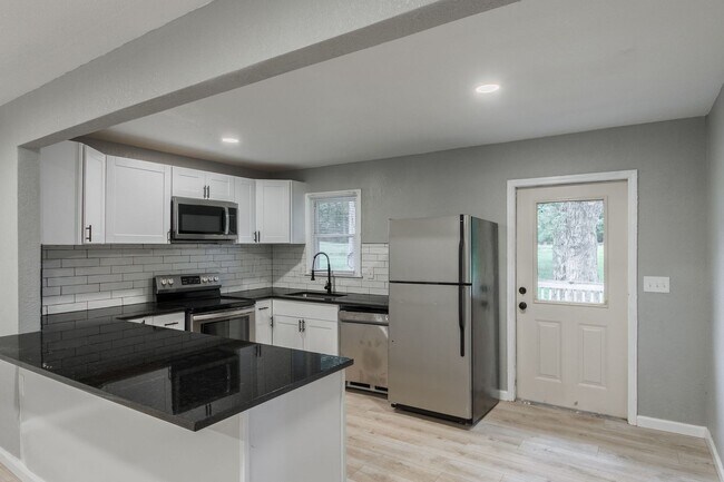 Building Photo - Spacious 4-Bed / 2-Bath Home – Half month ...