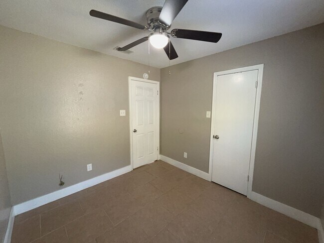 Building Photo - 709 Lisa Ln