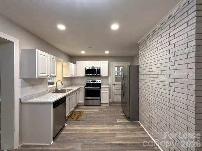 Building Photo - 2745 Dogwood Ave