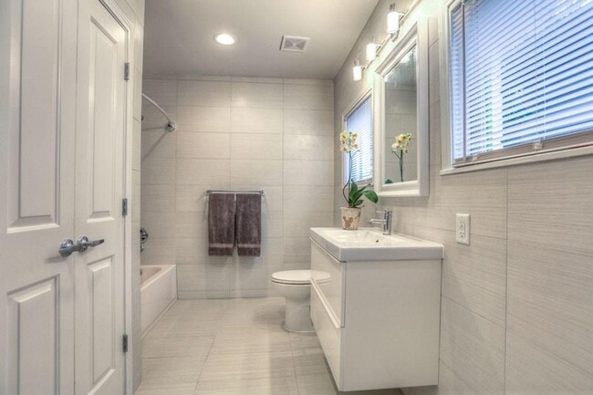 Building Photo - 1341 Cortlandt St