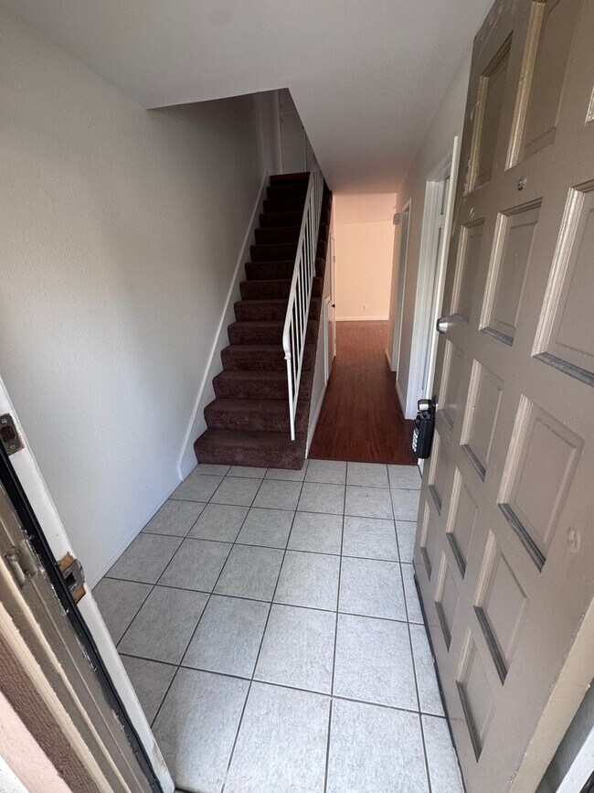 Building Photo - 4 bed townhouse central  Clairemont