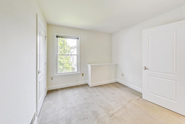 Building Photo - Cool on Cool Spring! Large SF 4 Bed + 2.5 BA