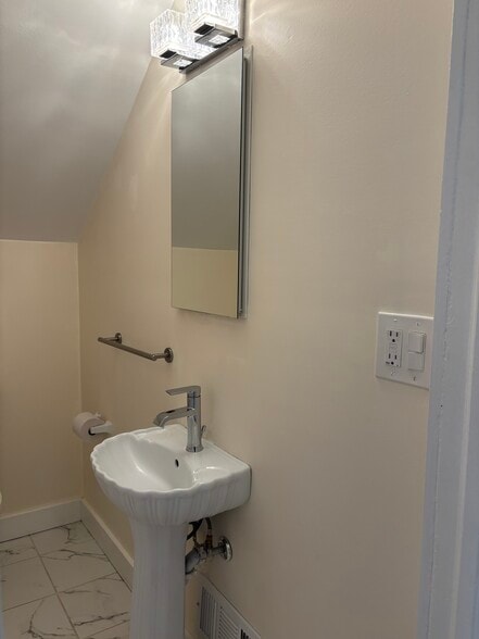 Building Photo - 119 Lake Shore Dr