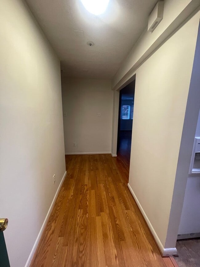 Building Photo - VERY SPACIOUS CONDO ON 3RD FLOOR WITH ELEV...