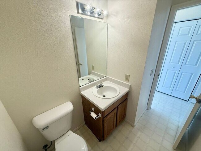 Building Photo - 2 Bed 1.5 Bath Townhouse End Unit in North Central Loveland