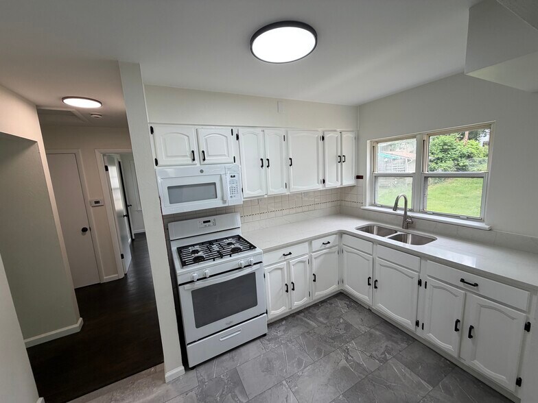 Building Photo - 8649 Kathlyn Dr