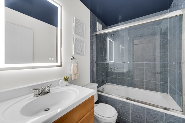 Building Photo - 533 Lyon Dr