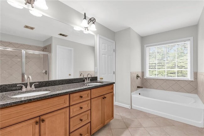 Building Photo - 10870 Brunson Dr