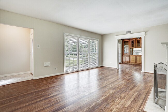 Building Photo - 3709 Parkwood Dr