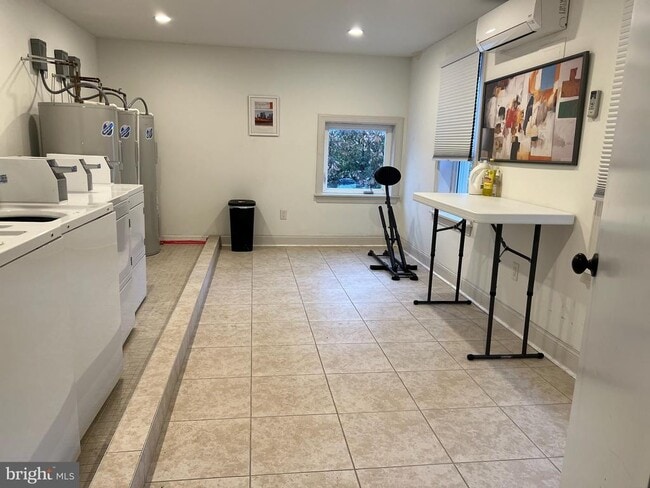 Building Photo - 235 Pine St