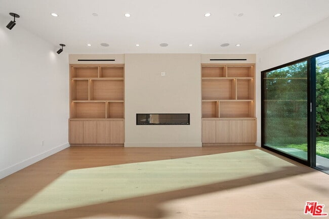 Building Photo - 3517 Redwood Ave