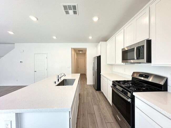 Building Photo - 8357 Aurora Rdg Ave