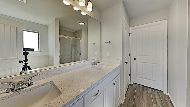 Building Photo - Very Nice 4 Bedroom 2 Bath Home in Mustang...