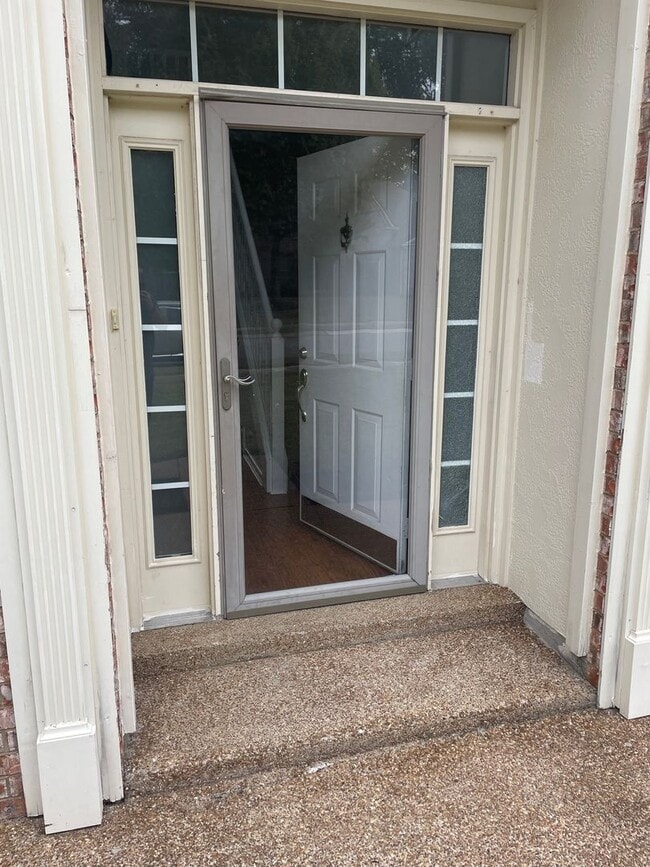 Building Photo - 4BR w/ Fenced Backyard + Garage in Lakeland