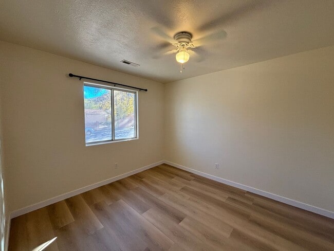 Building Photo - 3 Bed Home La Verkin