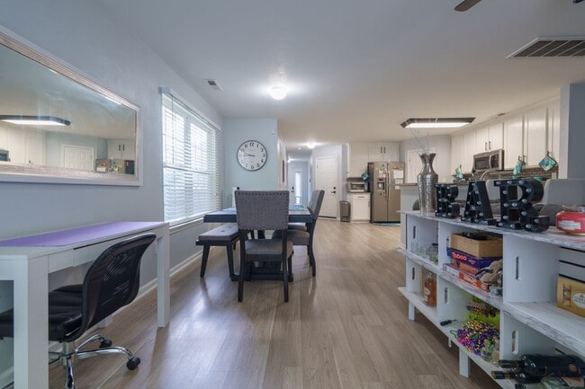 Building Photo - MOVE IN READY 3 Bedroom in the Heart of No...
